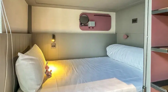 Кровать в общем номере ARNI HER Ladies Hotel - Female Only