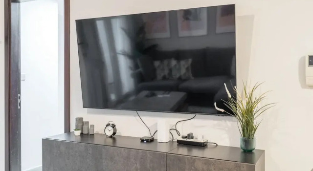 Pleasing 1-bedroom for 4 in JVC for Relaxing Getaway