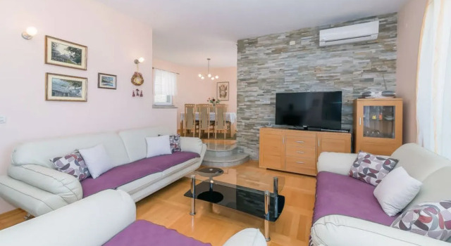 Villa Biljana Seefeld in Tirol, Buchen Sie Villa Hotels in Gespanschaft Split-Dalmatien mit Pool, Schwimmbad