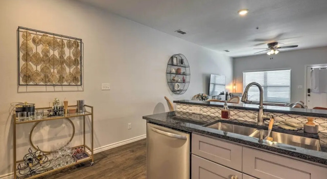 Single-story Condo < 1 Mile From Downtown!
