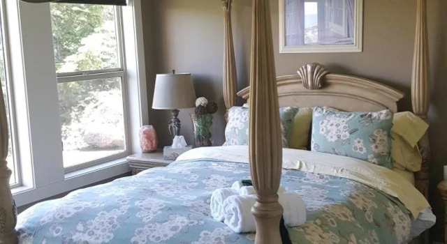 Fairways B&B - Couples Retreat, Забронировать Отель «постель и завтрак» Отели Келоуна 3 звезды, 3*