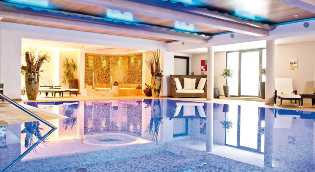 Hotel Neuhaus, Забронировать Отель Отели Зальбах-Хинтерглемм с бассейном, рядом с Гондольный подъемник Кольмайсбан, Бассейн
