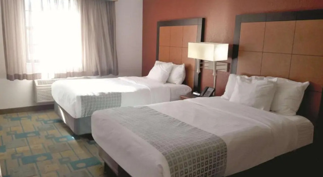 Четырёхместный номер Deluxe La Quinta Inn by Wyndham Pittsburgh Airport
