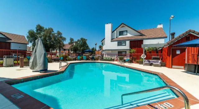 Апартаменты Metro PHX Upstairs 2bd sleeps 6 heated pool PETS ALLOWED