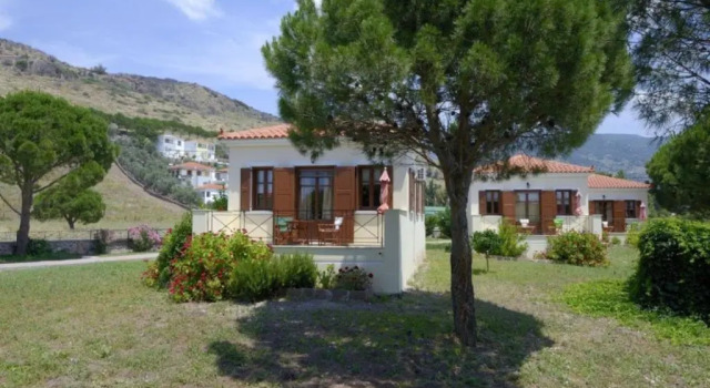 Бунгало с балконом и с видом на сад Бунгало Gaea Gardens Studios and Villas