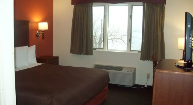 Двухместный люкс c 1 комнатой с видом на озеро AmericInn by Wyndham Silver City