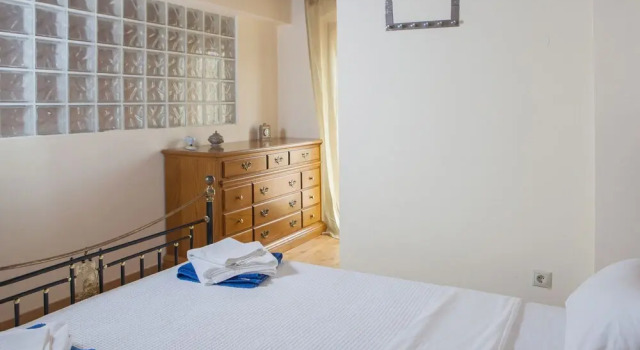 Antaeus, Book Hotel Sani Beach 