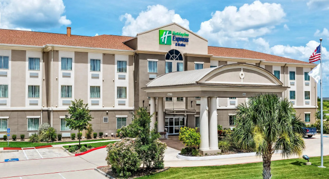 Кровать в общем номере Holiday Inn Express & Suites Cotulla by IHG