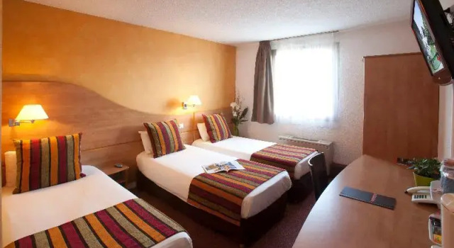 Четырёхместный номер Standard Sure Hotel by Best Western Bordeaux Lac