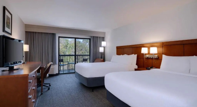 Четырёхместный номер Standard с балконом Courtyard by Marriott Tampa North/I-75 Fletcher