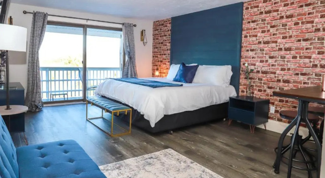 Номер Standard с балконом Gunstock Inn & Suites