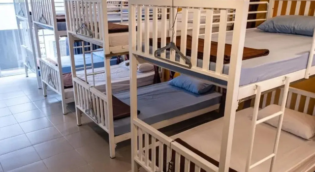 Кровать в общем номере Krabi Freedom Hostel and Bar