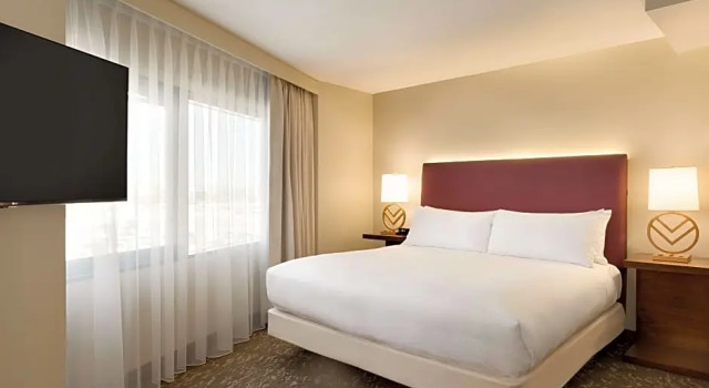 Двухместная студия люкс Mobility Accessible with Roll-In Shower Embassy Suites by Hilton Phoenix Downtown North