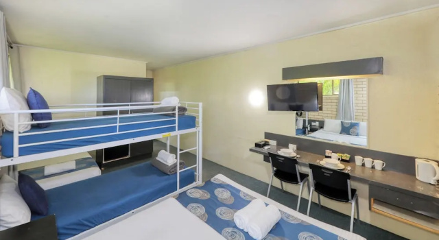 Четырёхместный номер Standard Tropical Gateway Motor Inn