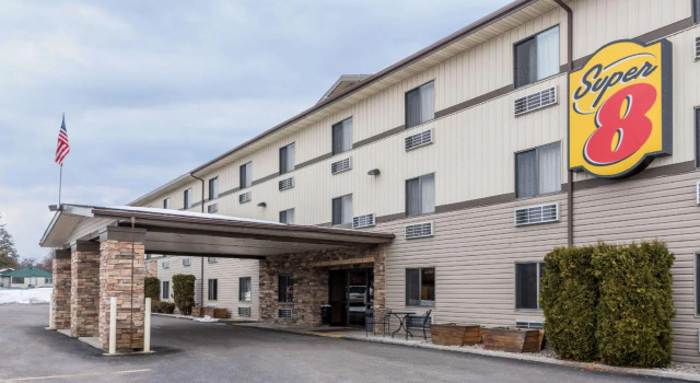 Кровать в общем номере Super 8 by Wyndham Kalispell Glacier National Park