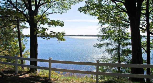 #4 - Loon's Landing 2 Bedroom Cabin by RedAwning, Varaa Lomakoti Carp Lake Michigan