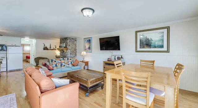 Main Street Red River Condo w/ Fireplace & Views!, Varaa Huoneisto Red River 