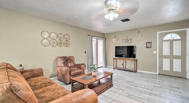 Коттедж 2 Mi to Sports Complex: Peoria Home w/ Patio!