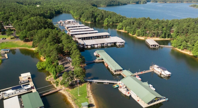 Magnificent Four Bedroom, Two 1/2 Bath luxury, log-sided Harbor North cottage with incredible views of Lake Ouachita. by RedAwning, Boek Vakantiehuis Hotels in Missouri met zwembad, Zwembad