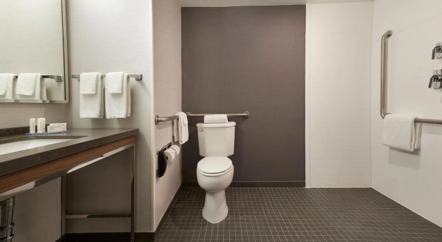 Четырёхместный номер Standard Courtyard by Marriott Toronto Markham