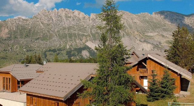 Wooden apartment in family friendly and sunny Superdevoluy