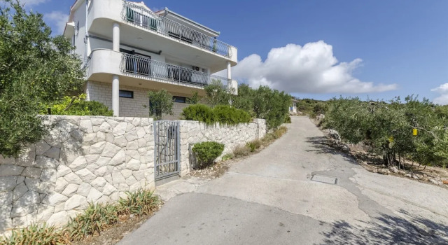 Apartments Ivan, Varaa Huoneisto Sevid Trogir Riviera