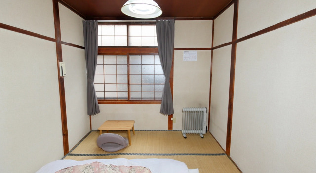Кровать в общем номере (мужской номер) Guest House Shikotsu Kamui - Hostel