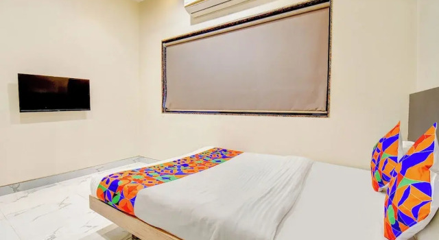 Номер Deluxe FabHotel Chhappan