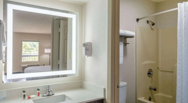 Четырёхместный номер Standard Days Inn by Wyndham Clemson