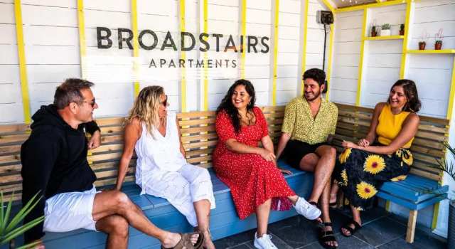 Апартаменты с видом на сад Broadstairs Apartments with luxurious 4-person communal hot tub - sleeps up to 20 people