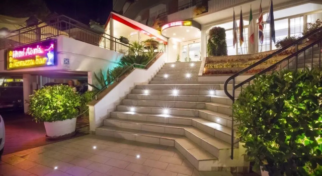 Hotel Adria sul Mare, Забронировать Отель Отели в центре Каорле с завтраком, отели в центре Каорле с завтраком
