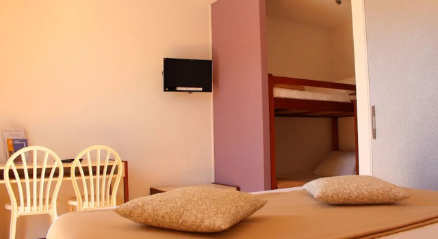 Четырёхместный семейный номер Standard с видом на бассейн Hôtel Les Gabarres