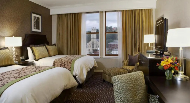 Четырёхместный номер Standard Hotel Julien Dubuque