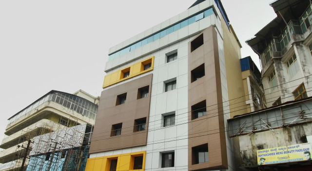 OYO 15909 The Traders Hotel, Забронировать Отель Отели штата Карнатаки 3 звезды, 3*