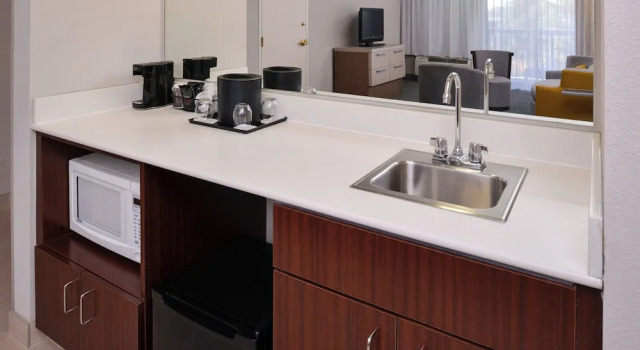 Люкс Country Inn & Suites by Radisson, Brown Deer - Milwaukee North