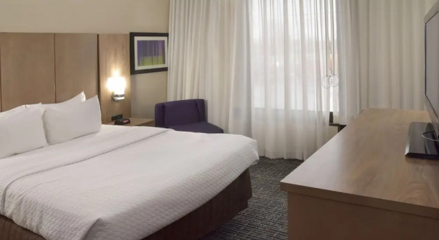 Двухместный номер Standard с балконом Crowne Plaza Cleveland Airport by IHG