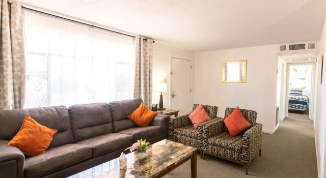Семейные апартаменты с 3 комнатами Home Style Apartments - 1 & 3 BR Suites with Full Kitchen