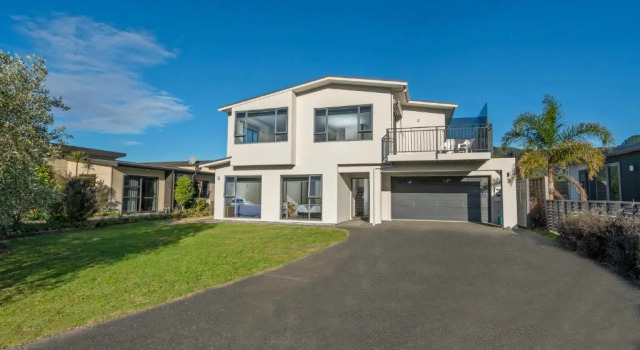 Pauanui Hangar Retreat - Pauanui Holiday Home, Rezerwuj Hotel Hotele w Auckland Region z parkingiem, Parking