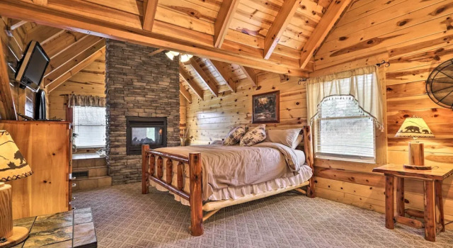 Pigeon Forge Cabin w/ Games, 1 Mi to Parkway!, Забронировать Отель Отели Пиджен-Фордж 3 звезды, рядом с Развлекательный центр Blake Jones Racing Center, 3*
