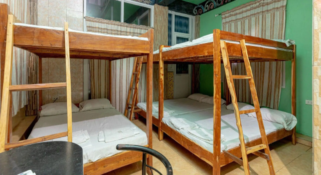 Кровать в общем номере CT Apartelle