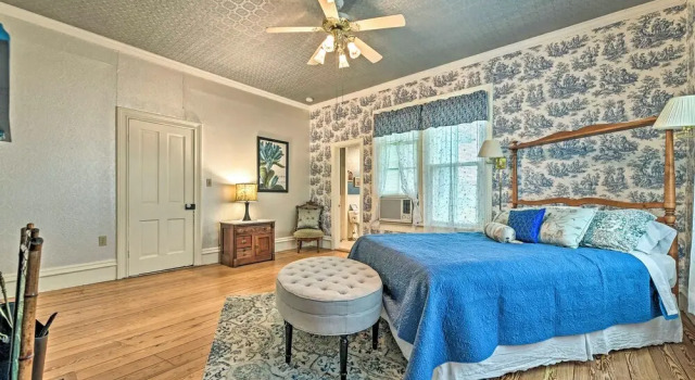 Коттедж с 4 комнатами The Lilly House: Historic Glen Rose Home w/ Porch!