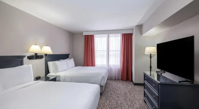 Четырёхместный люкс Garner Hotel Gillette South by IHG
