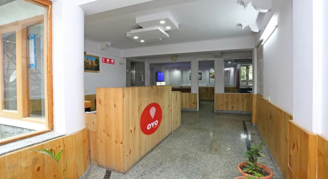 OYO 9546 Mall Road, Забронировать Отель Отели Манали с парковкой, Парковка