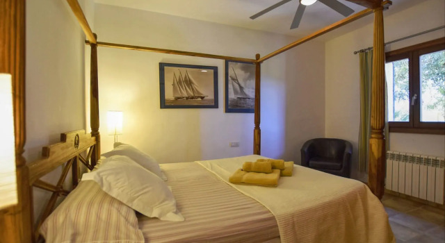 Beautiful country house with pool and views of the Tramuntana for 8 people, Book Hotel Selva 