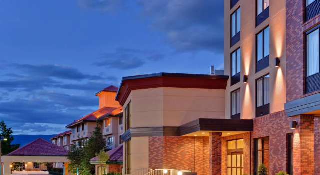Hotel Kelowna & Conference Centre, Забронировать Отель Отели Келоуна с парковкой, Парковка