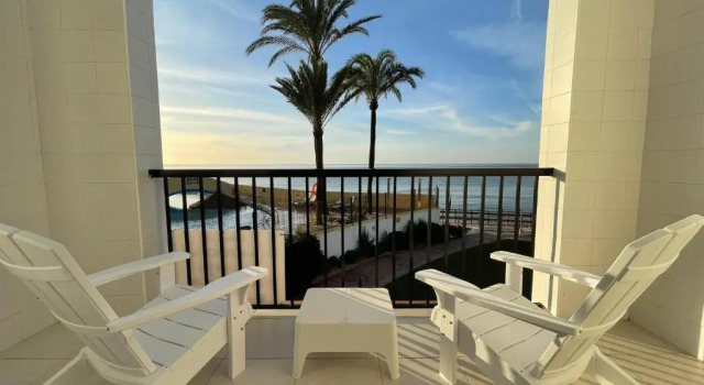 Коттедж с 2 комнатами Dona Lola Macarena - Beautiful Frontline beach house between Fuengirola and Marbella - CS100
