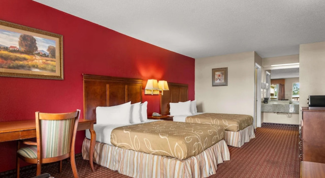 Четырёхместный номер Standard с балконом Americas Best Value Inn Montezuma