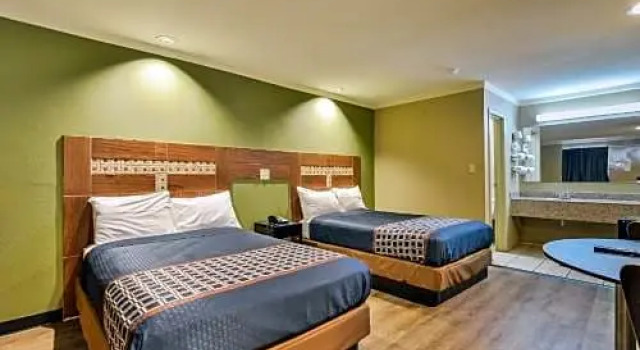 Четырёхместный номер Standard Red Roof Inn Raleigh Northeast - Downtown