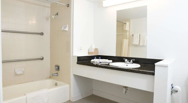 Четырёхместный номер Standard Regency Inn