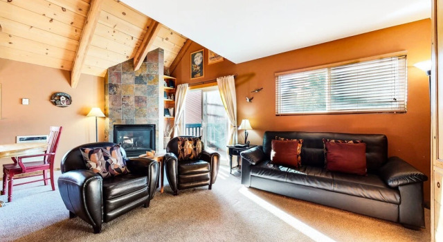 Mammoth View Villas 3 Walk to Village Gondola, Cozy Mountain Cabin in Forest Setting by RedAwning, Rezerwuj Apartament Hotele w Mammoth z basenem, Basen